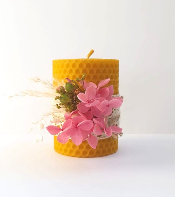Lumânare din ceară naturală cu decor floral de primăvară