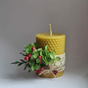 Alternative view of Lumânare de Crăciun cu hortensie verde si bobite roșii